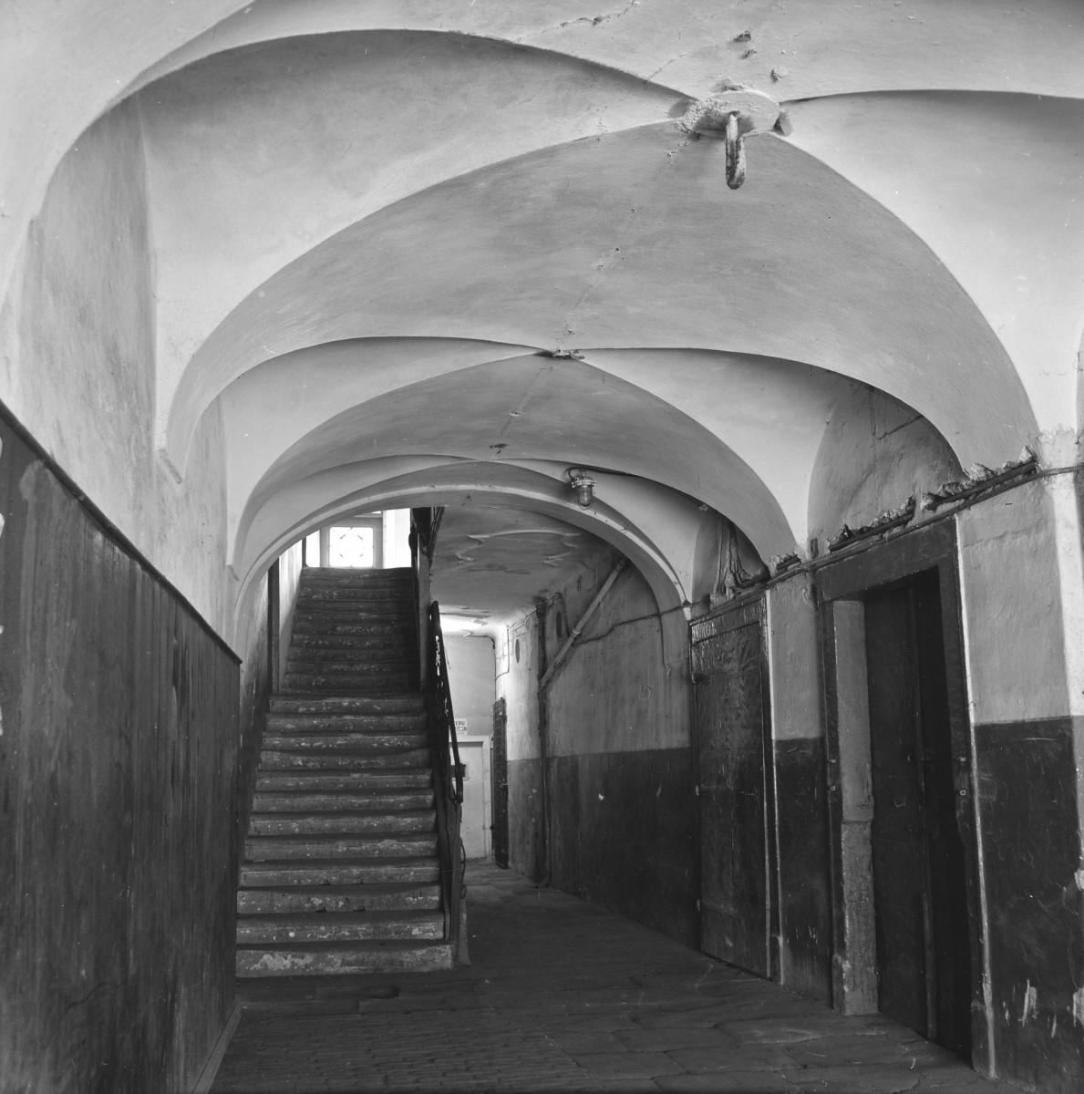 rynek miasta - kamienica - wnętrze - sień - fragment z sklepieniem, skan 1