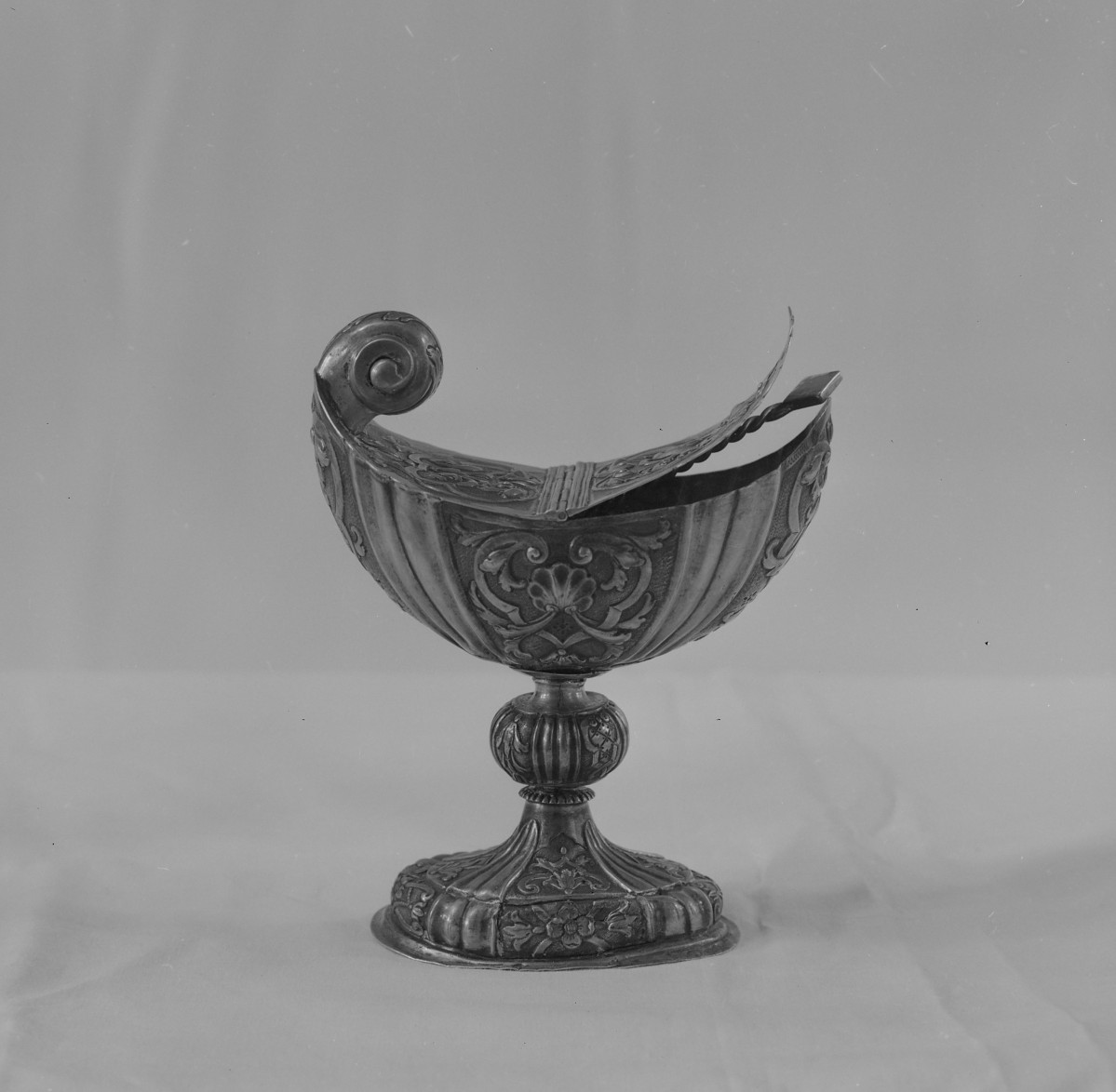 klasztor bożogrobowców - kościół pw. św. Świętych Apostołów Piotra i Pawła - zbiory - łódka na kadzidło, skan 1