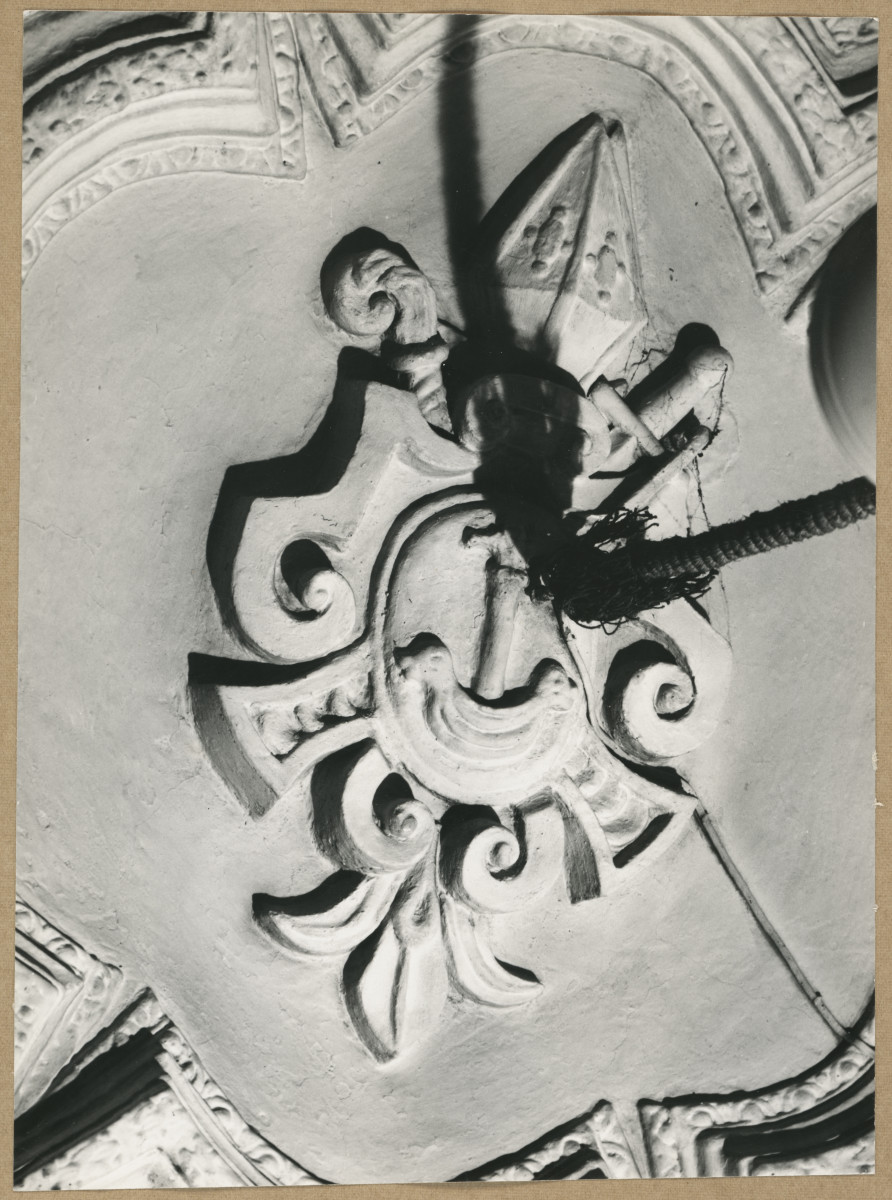 Pałac biskupów - wnętrze, alkierz - d. kaplica, fragment dekoracji sklepienia , medalion z herbem Korab, skan 1