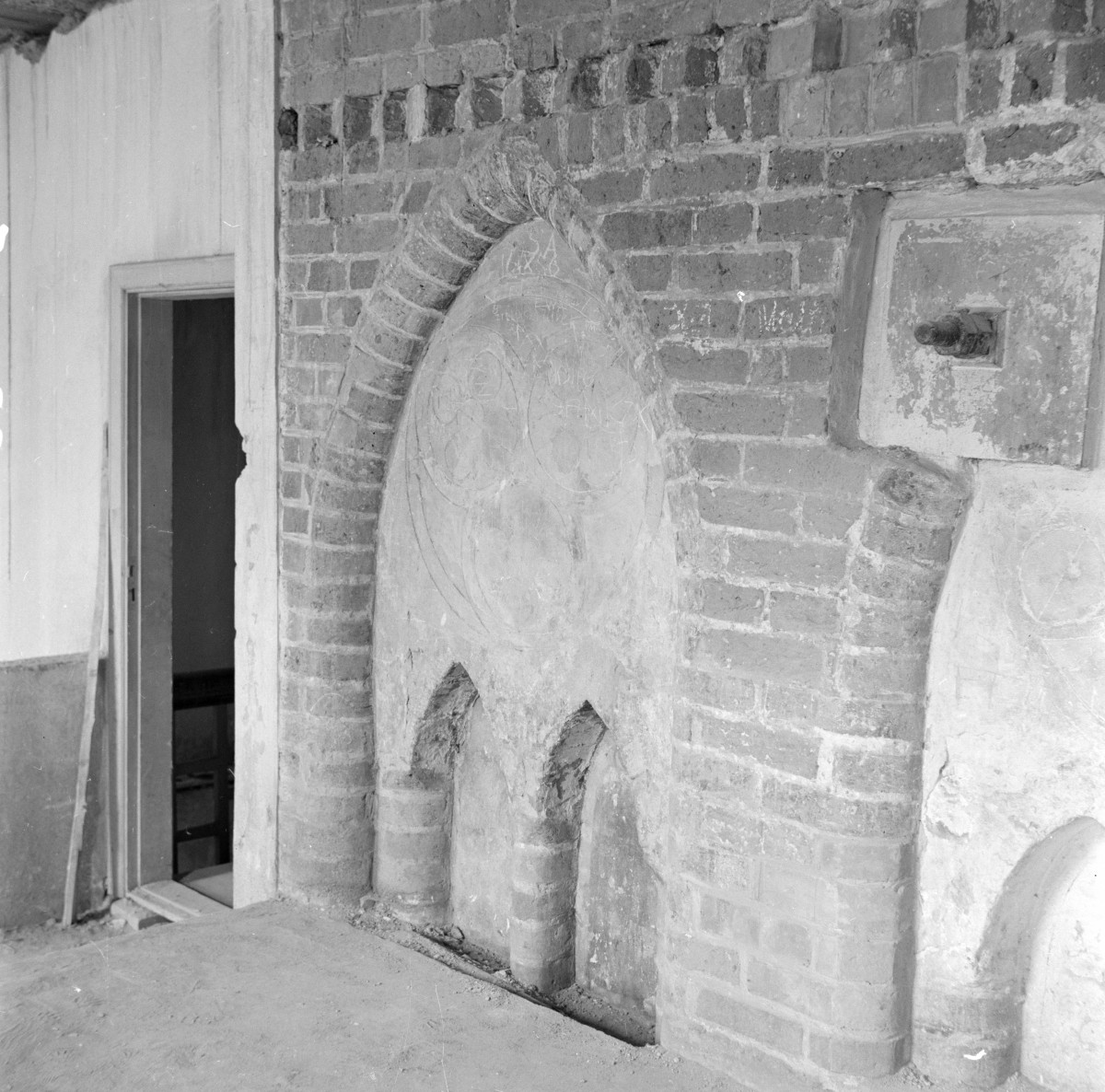 ratusz - blenda i fragment malowidał, skan 1