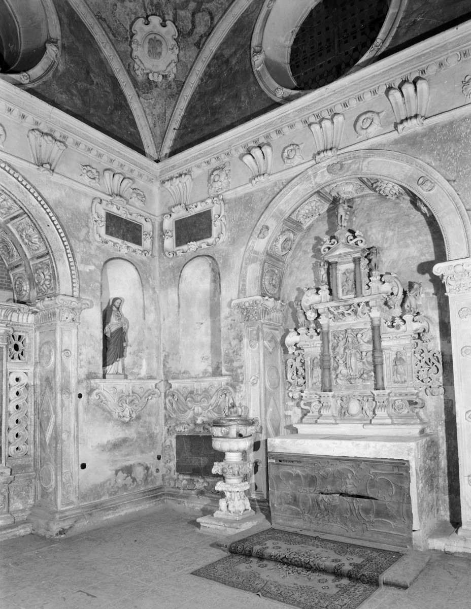 kościół pw. św. Mikołaja - Kaplica Firlejów - wnętrze - narożnik północno - wschodni, skan 1