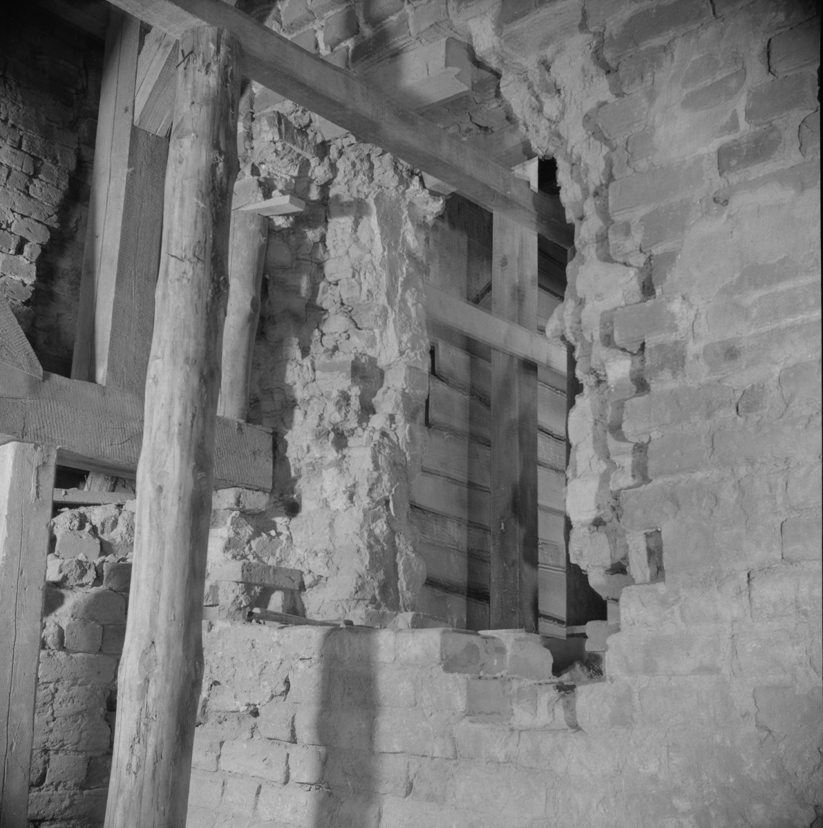 kościół nawiedzenia NMP - wnętrze: opór sklepienia gotyckiego, skan 1