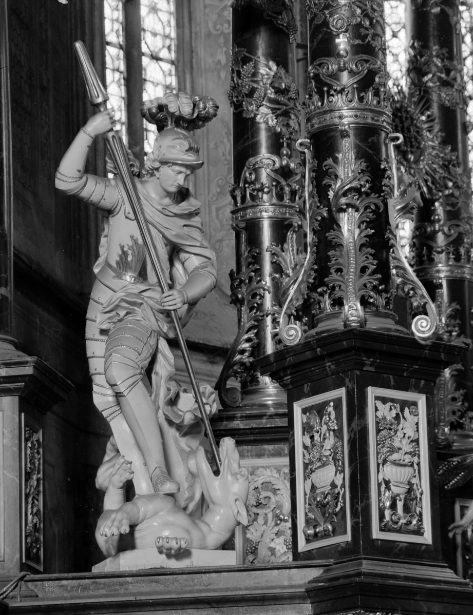 katedra św. Stanisława i św. Wacława - wnętrze, ołtarz główny, figura św. Jerzy, skan 1