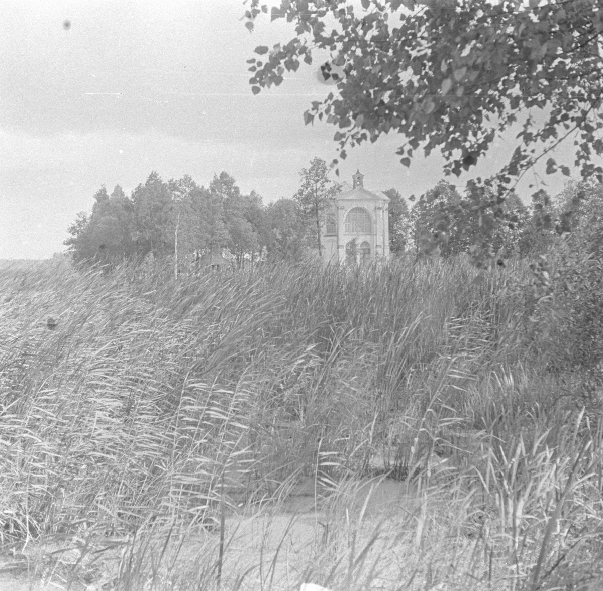 kaplica Matki Boskiej na wyspie - widok ogólny, skan 1