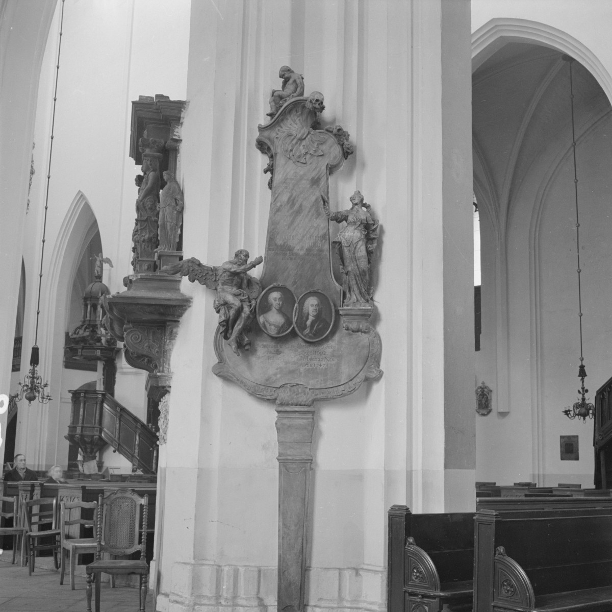 bazylika św. Elżbiety - rokokowa płyta nagrobna kupca wrocławskiego Johanna Christofa Meyer urodzonego 6 lutego 1692 roku a zmarłego 27 listopada 1747 roku, oraz jego żony Susanny Christiany zd. Paul, urodzonej 31 stycznia 1694 roku a zmarłej 20 czerwca 1745 roku., skan 1