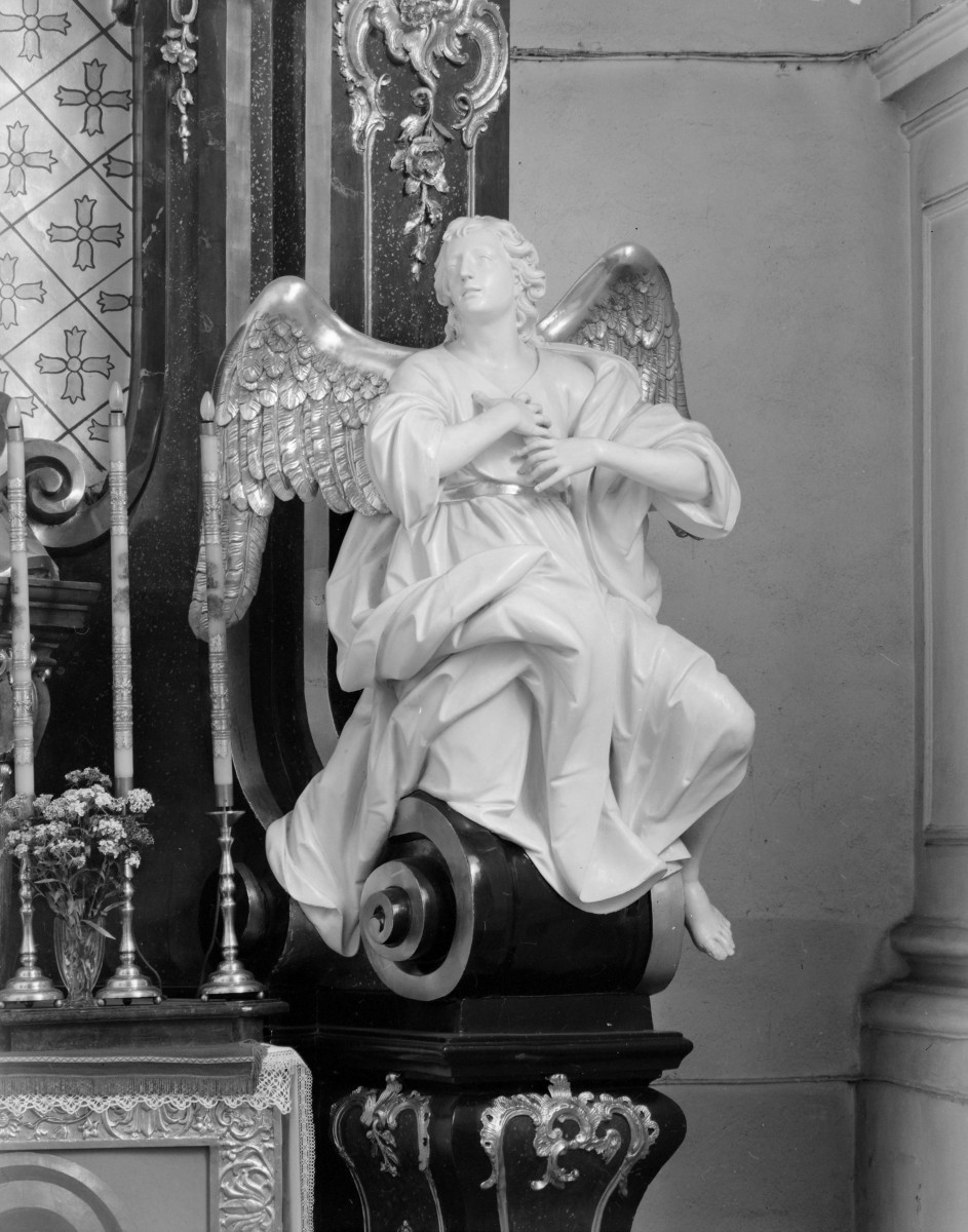 sanktuarium św. Jadwigi Śląskiej - kościół: ołtarz w transepcie, figura anioła, skan 1