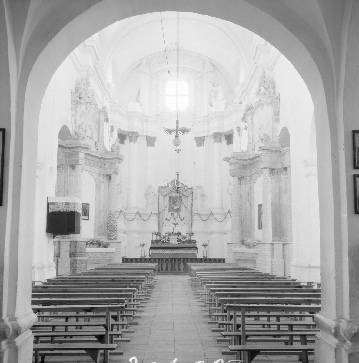 kościół, ob. filialny pw. Wniebowzięcia Najświętszej Marii Panny - wnętrze: widok na ołtarz główny, skan 1