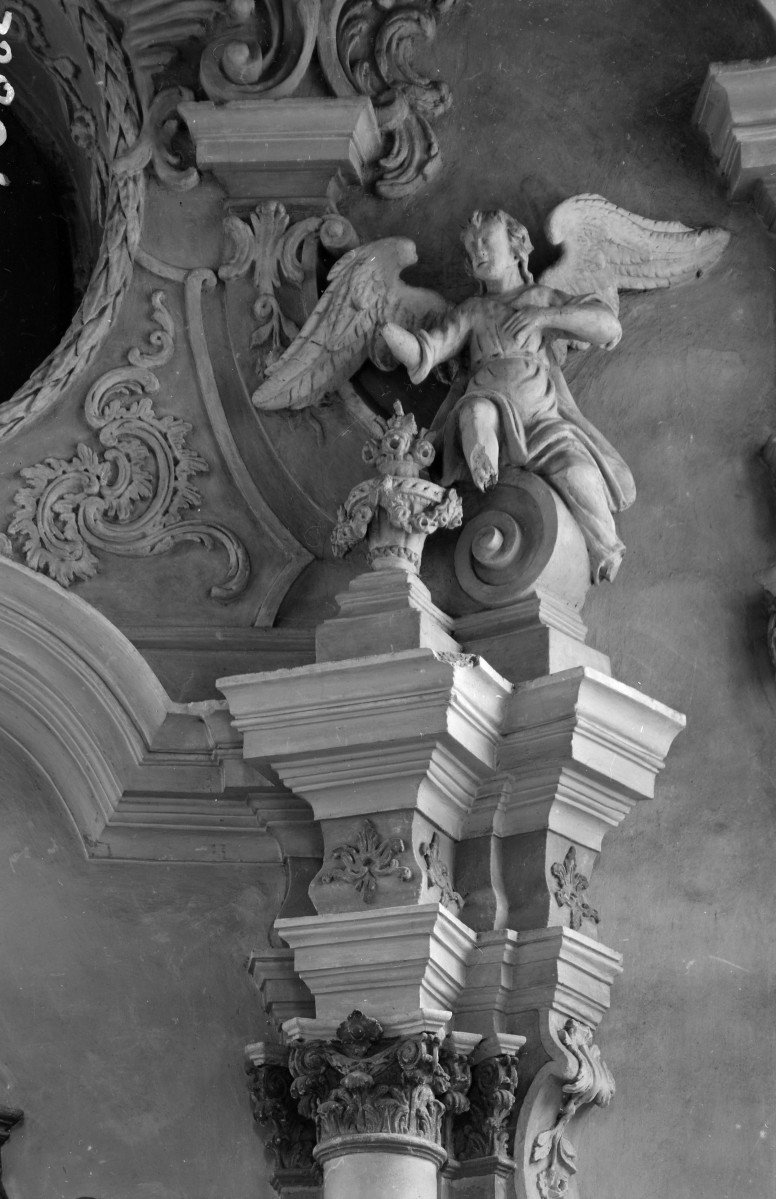 kościół parafialny pw. Świętej Trójcy - wnętrze, kaplica, ołtarz, fragment, skan 1