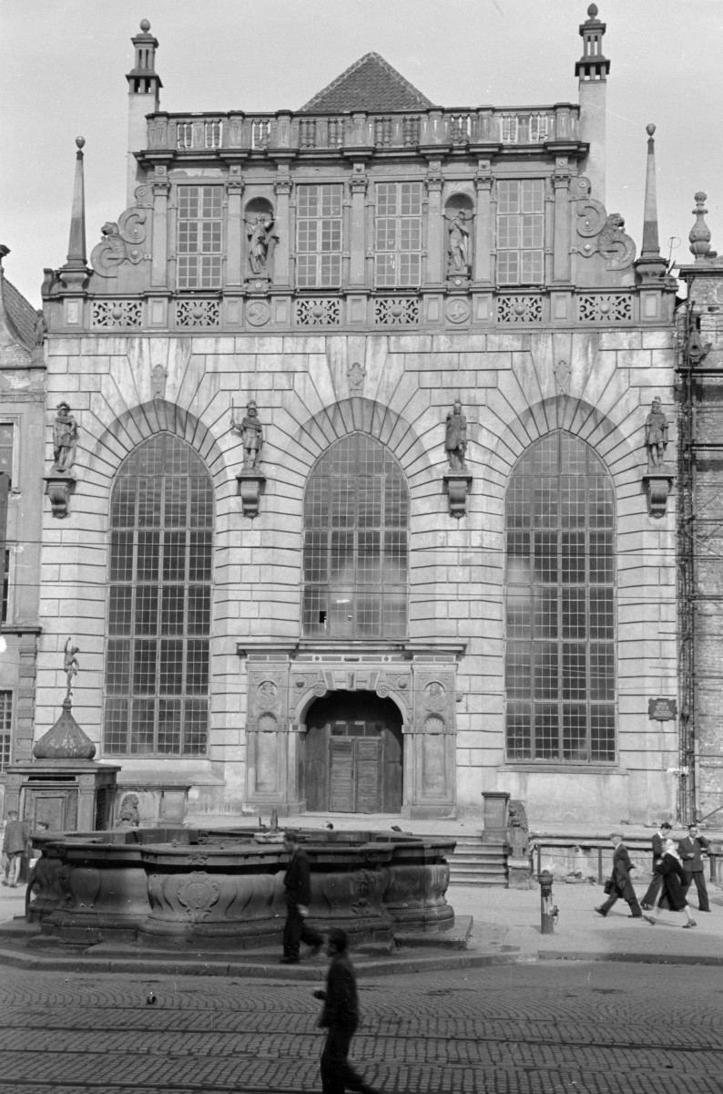 Dwór Artusa - elewacja frontowa, skan 1