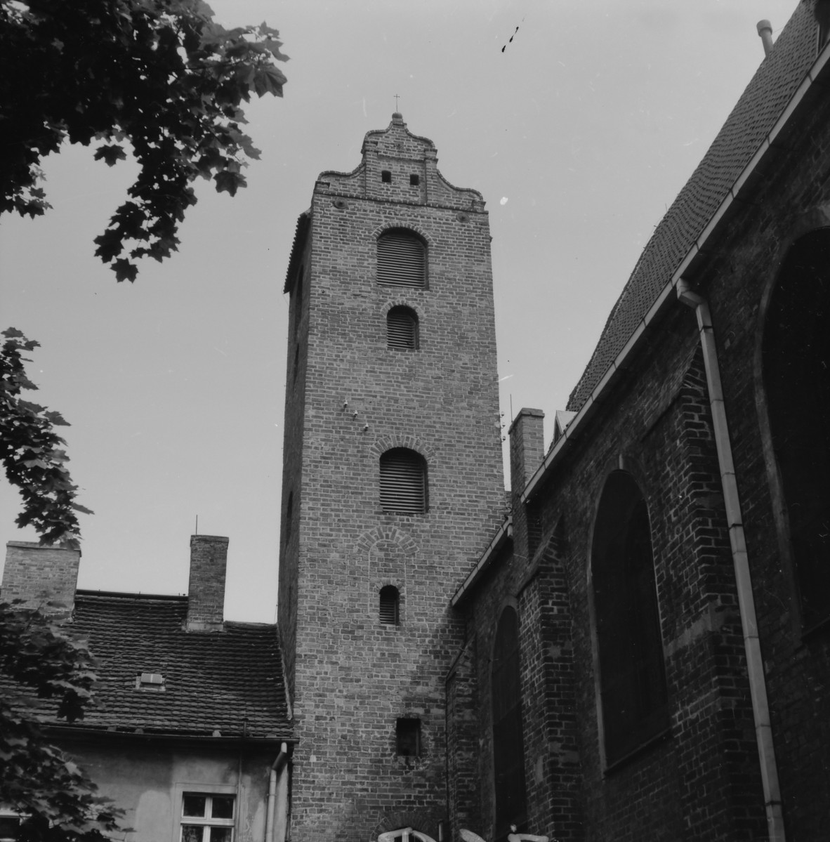 Kościół pobernardyński pw. NMPKP - dzwonnica w formie wieży z wolutowym szczytem, skan 1