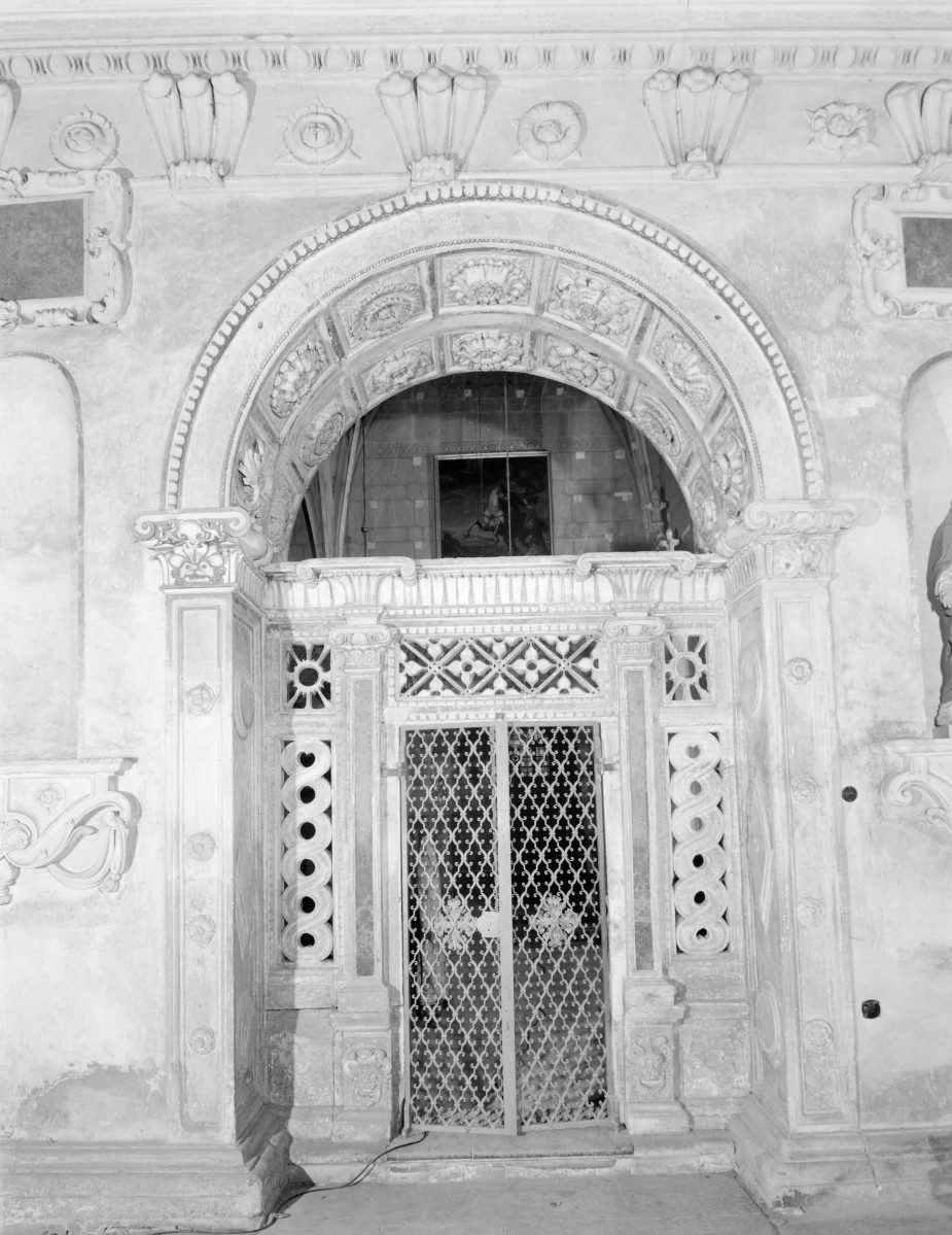 kościół pw. św. Mikołaja - Kaplica Firlejów - wnętrze - arkada wejściowa z bramą, skan 1