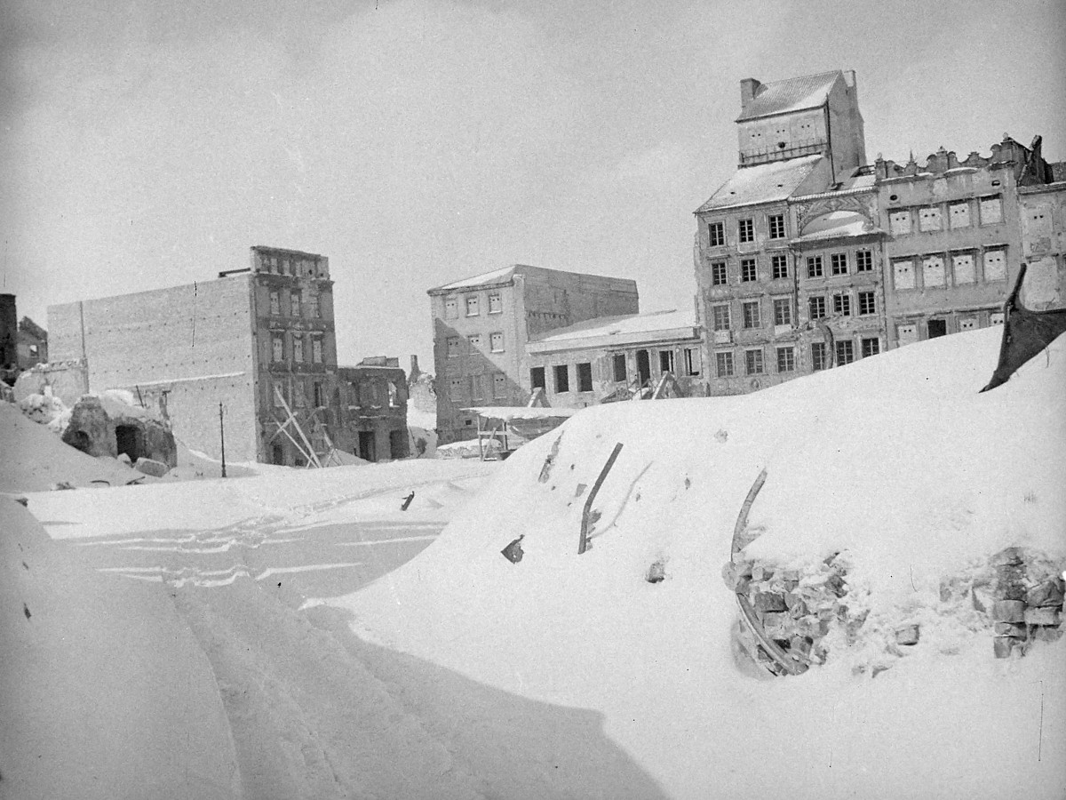 Poczatek odbudowy. Narożnik zbiegu strony Kołątaja i Dekerta. Zima., skan 1