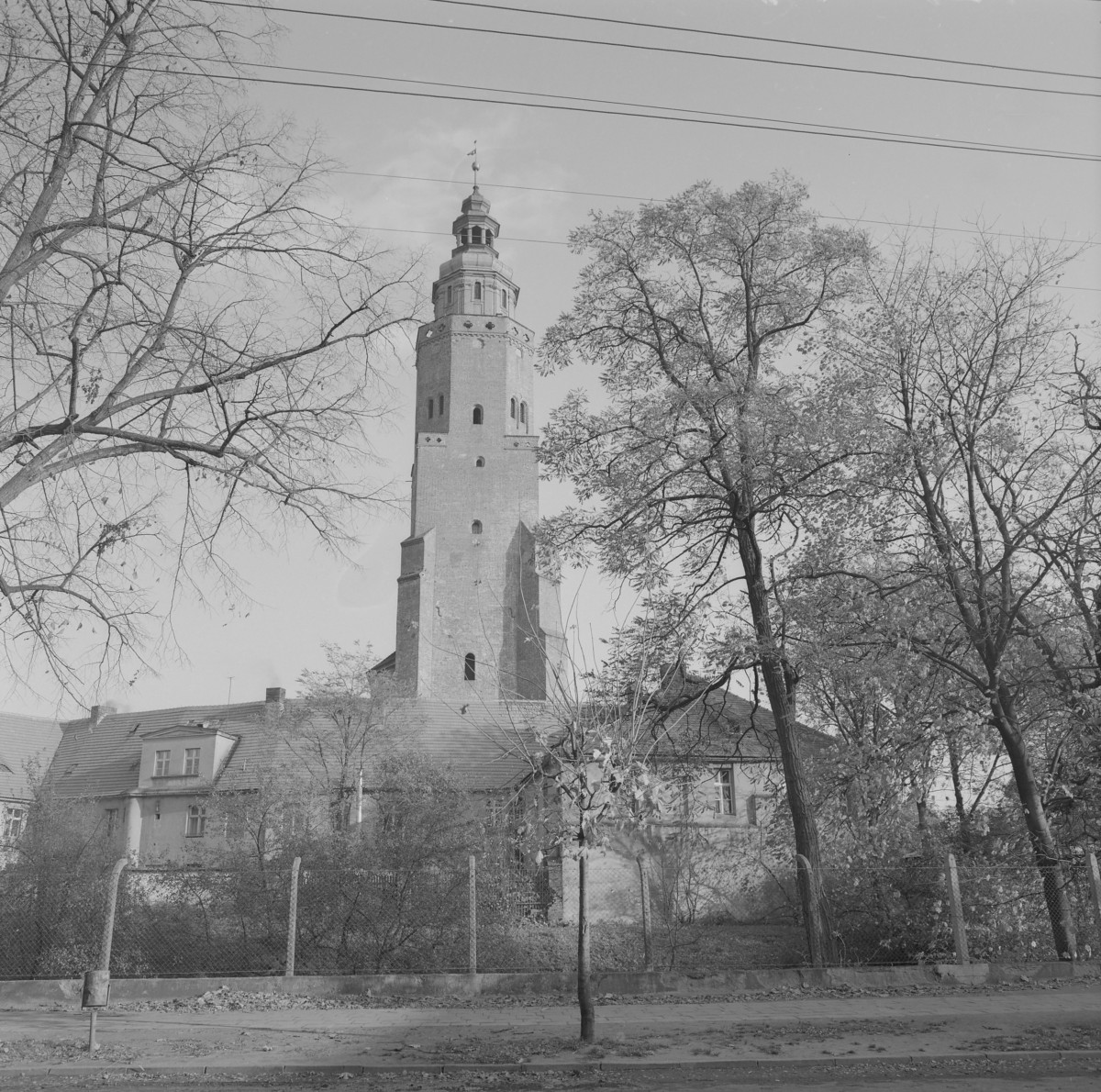 kościół pw. św. Stanisława - wieża i elewacej budynków niedaleko kościoła, skan 1