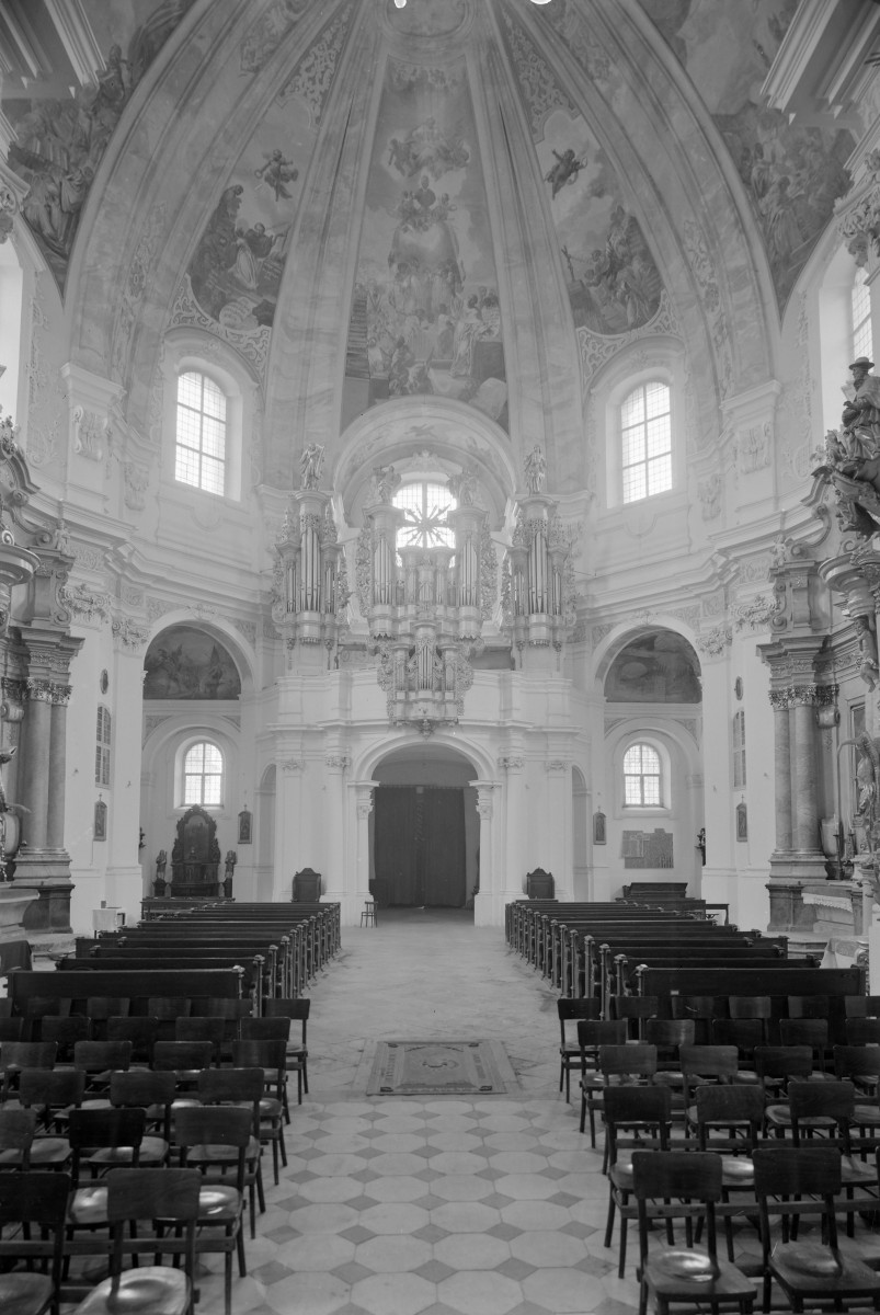 kościół pw. NMP i św. Mikołaja - wnętrze: chór muzyczny, prospekt organowy, kopuła z polichromią, skan 1