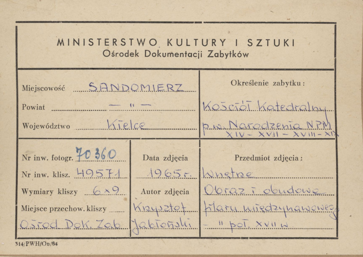  Katedra - wnętrze, widok na obrazy na filarze międzynawowym - metryczka, skan 1