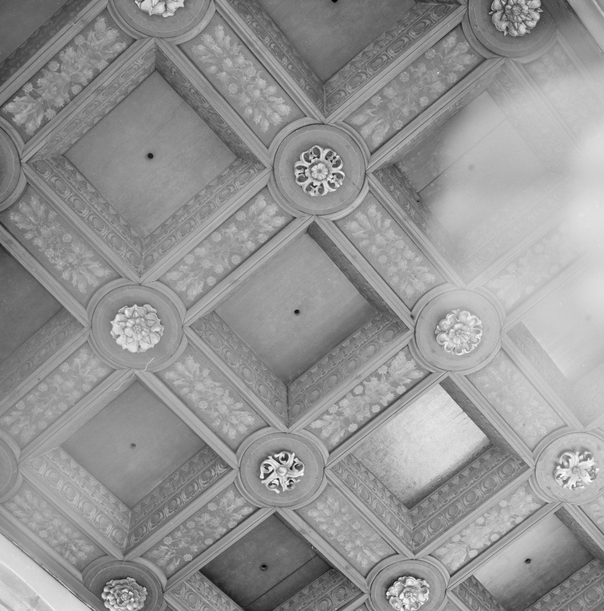 ratusz - wnętrze: fragment stropu na I pietrze, skan 1