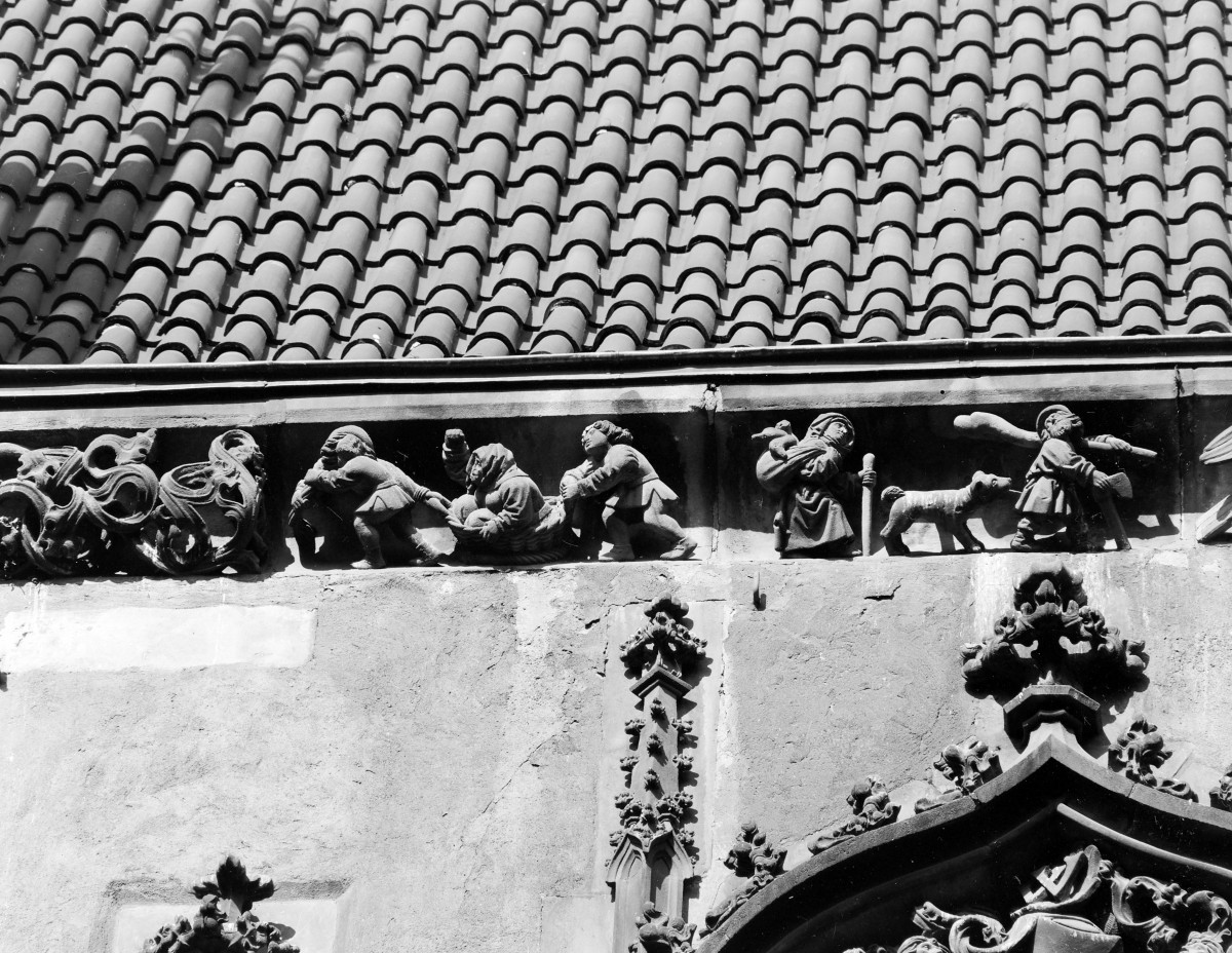 Ratusz - elewacja południowa, fragment fryzu, skan 1