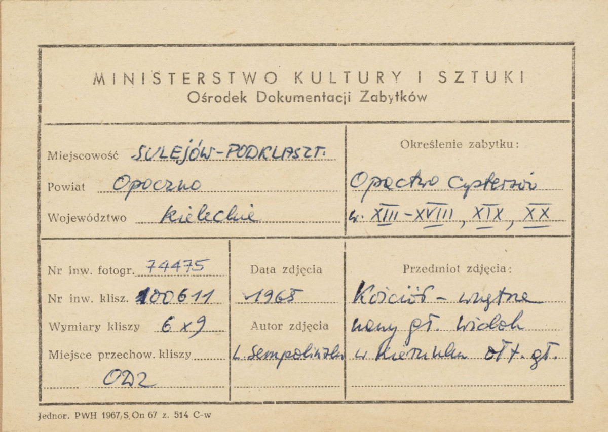 Zespół opactwa cystersów - wnętrze kościoła, widok na nawę główną w kierunku prezbiterium - metryczka, skan 1