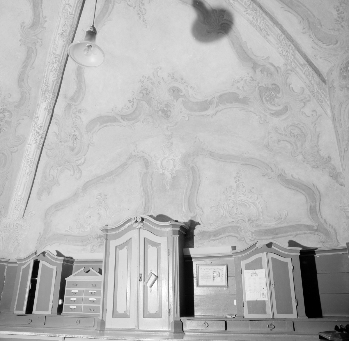 klasztor ss. Mniszek Benedyktynek - kościół pw. Najświętszej Maryi Panny i św. Wojciecha - wnętrze - zakrystia - malowidła na ścianie południowej, skan 1