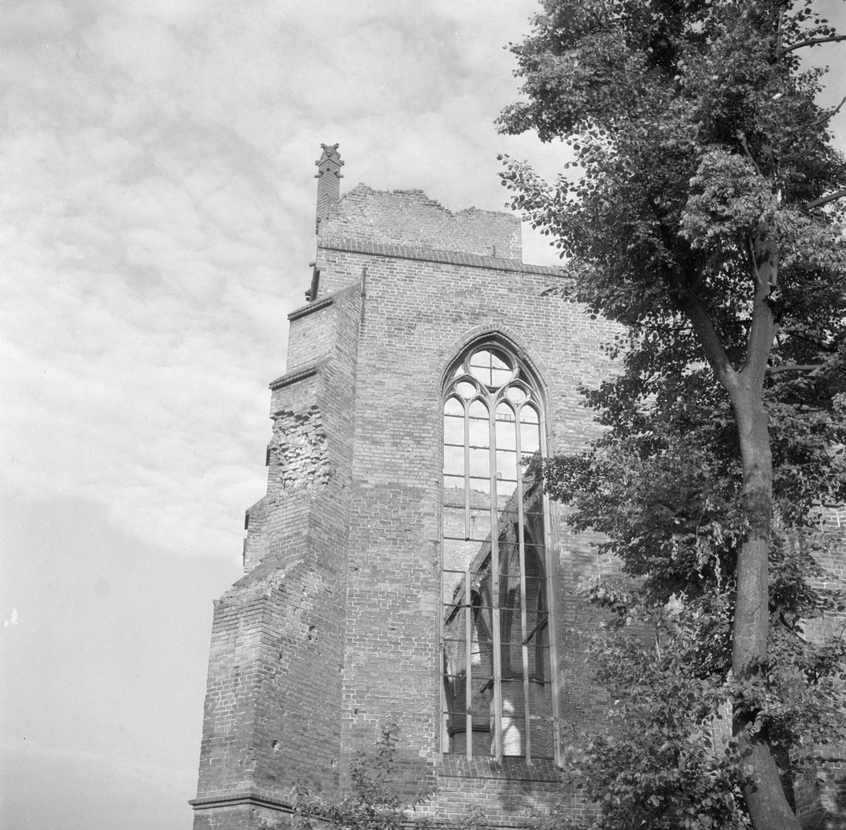 kościół klasztorny oo. Dominikanów pw. Najświętszej Marii Panny, ob. galeria sztuki EL - okna w elewacji (przed odbudową), skan 1