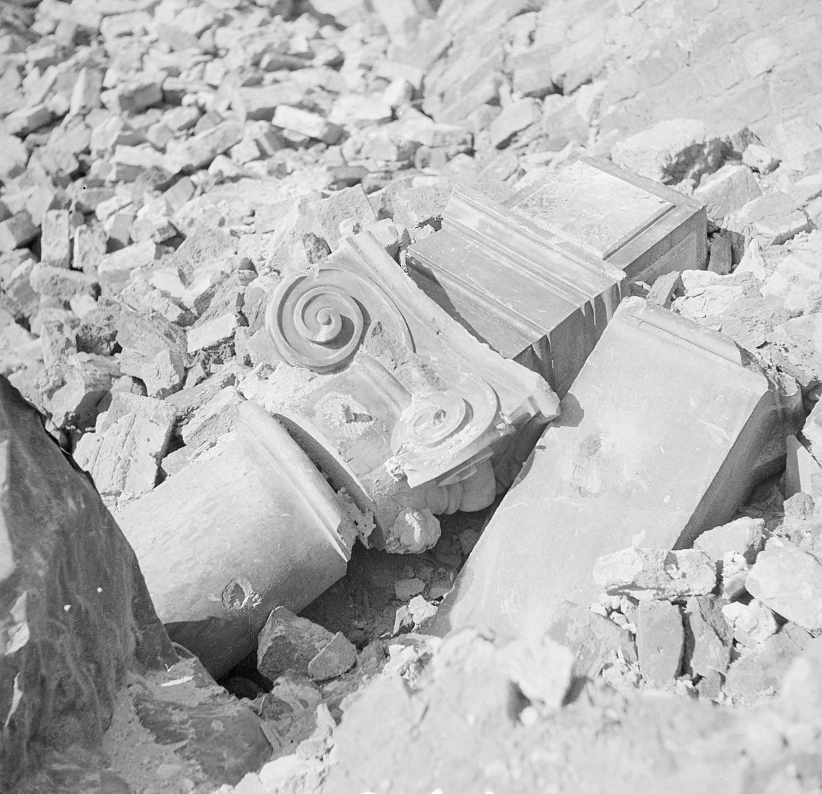 Katedra pw. św. Jana Chrzciciela. Gruzowisko i fragment głowicy kolumny., skan 1