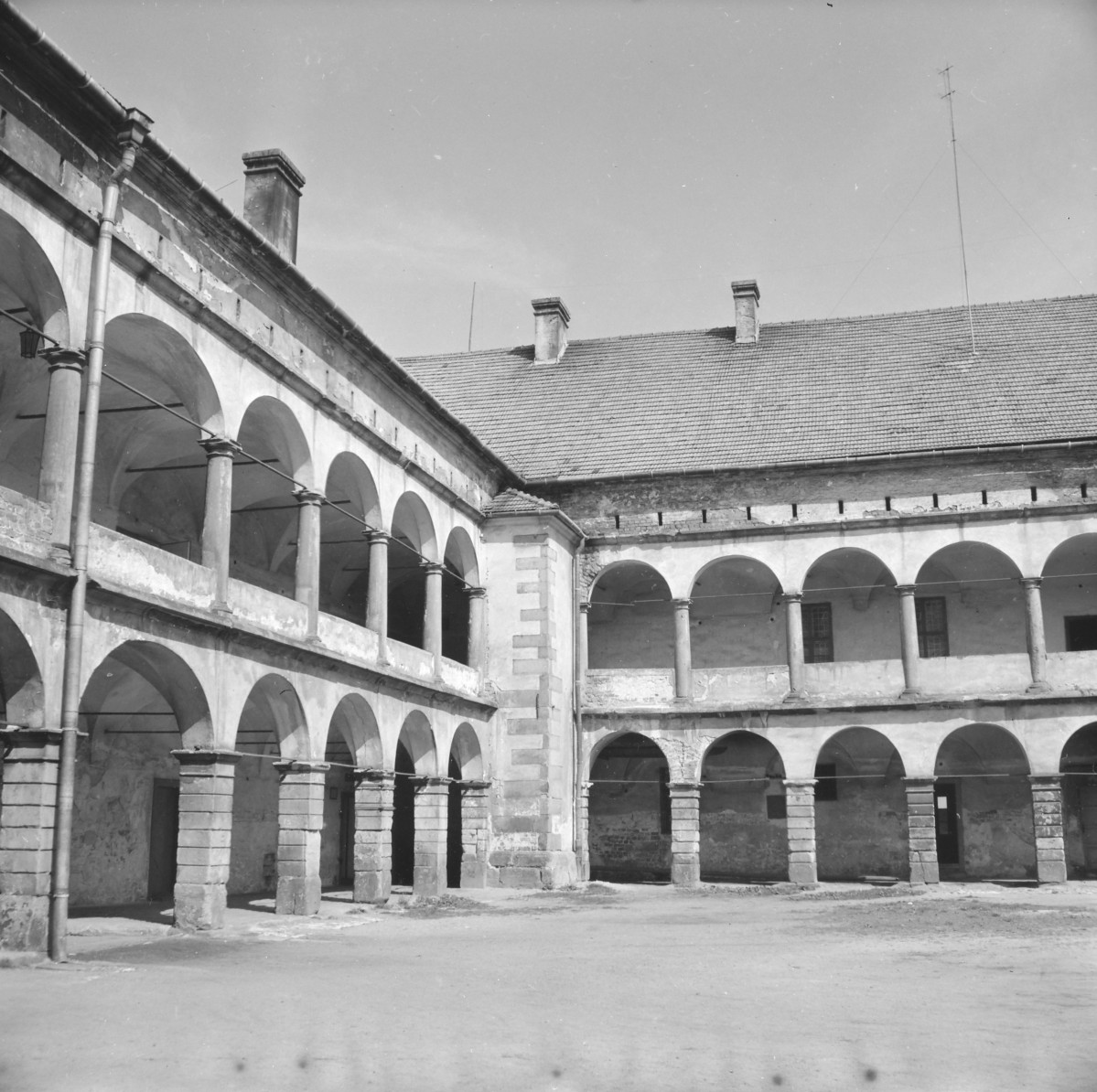 zamek królewski - dziedziniec arkadowy - krużganki - fragment, skan 1