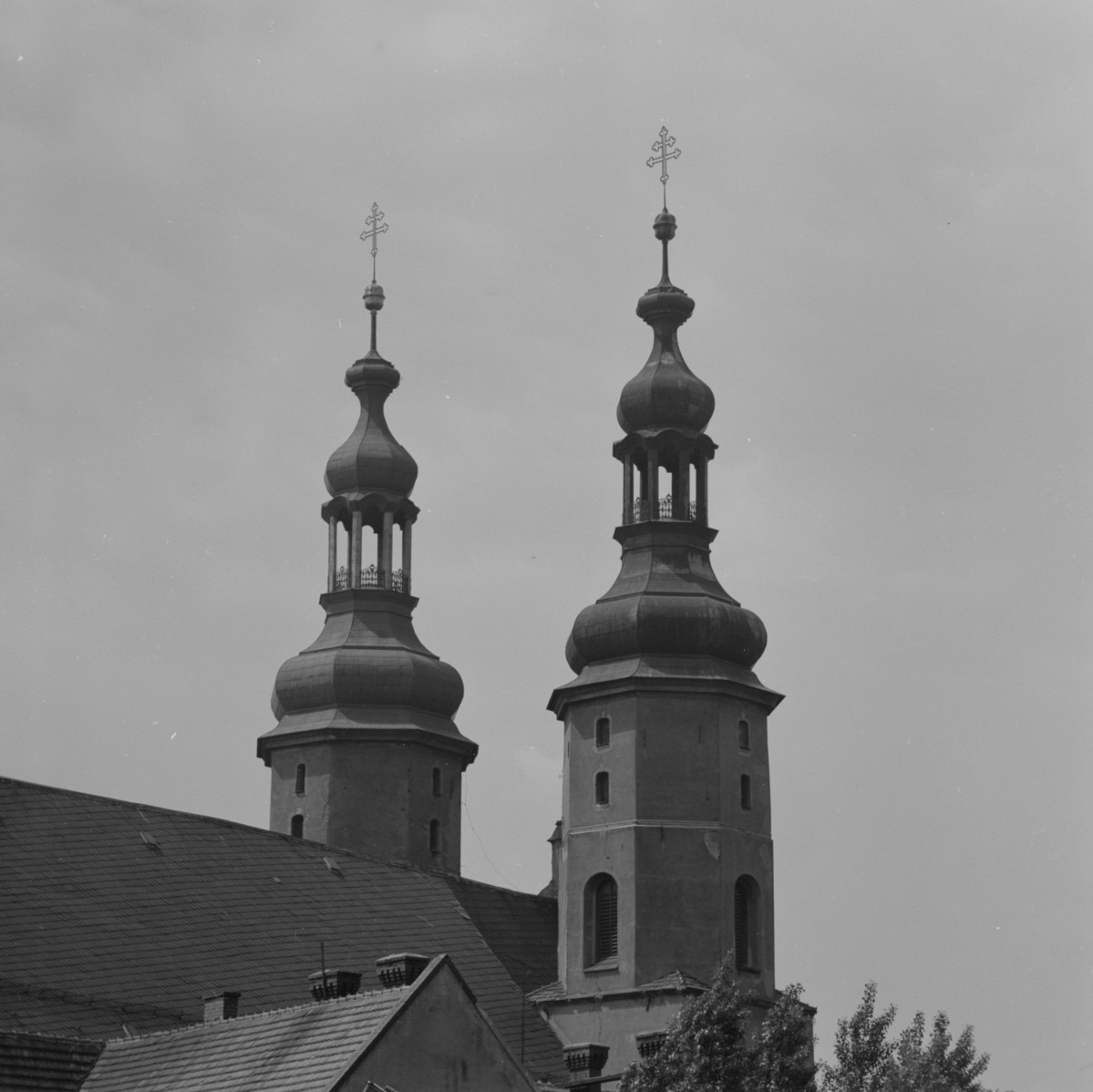 kościół pw. św. Bartłomieja - wieże kościelne - widok od północnego - wschodu, skan 1