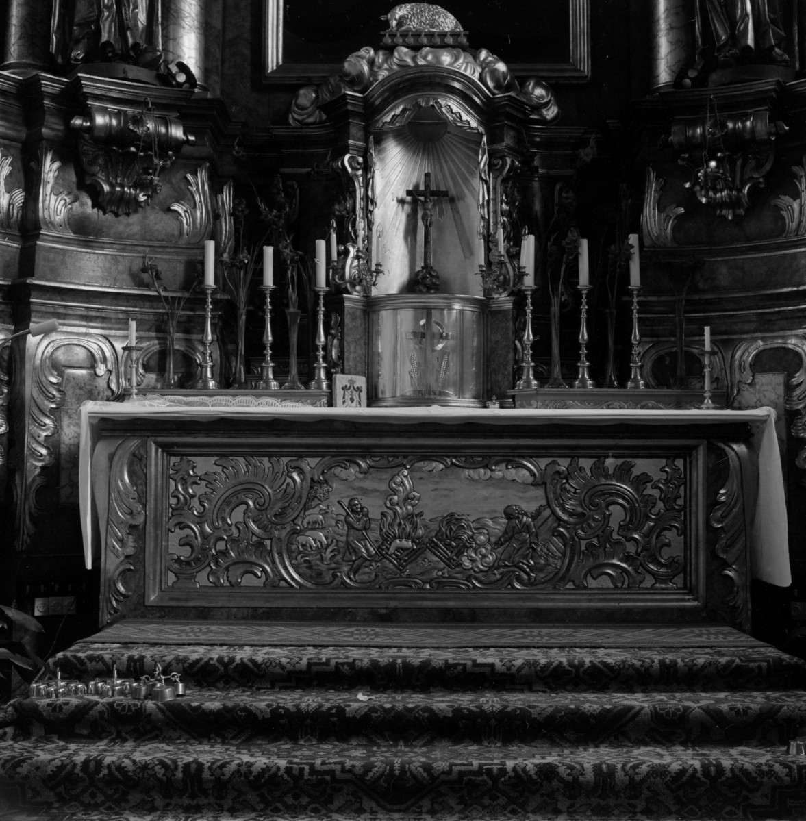 kościół klasztorny jezuitów pw. Nawiedzenia NMP - wnętrze, ołtarz główny, antepedium i tabernakulum, skan 1