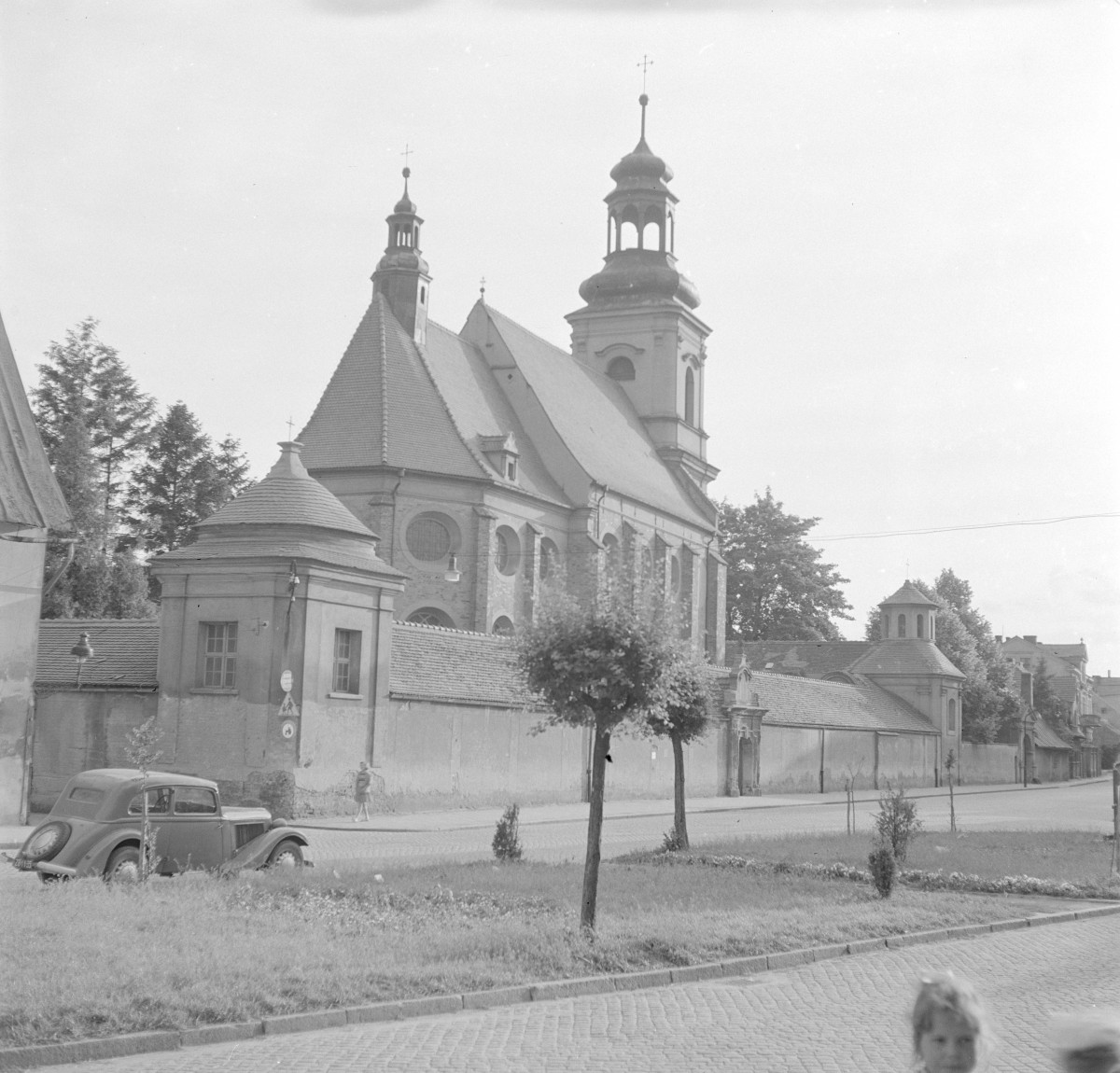 klasztor Franciszkanów - elewacja oraz mur klasztorny, skan 1