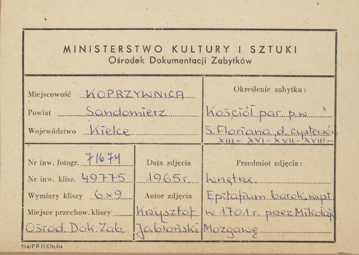 Zespół klasztorny - kościół, wnętrze, widok epitafium Mozgawów  - metryczka, skan 1
