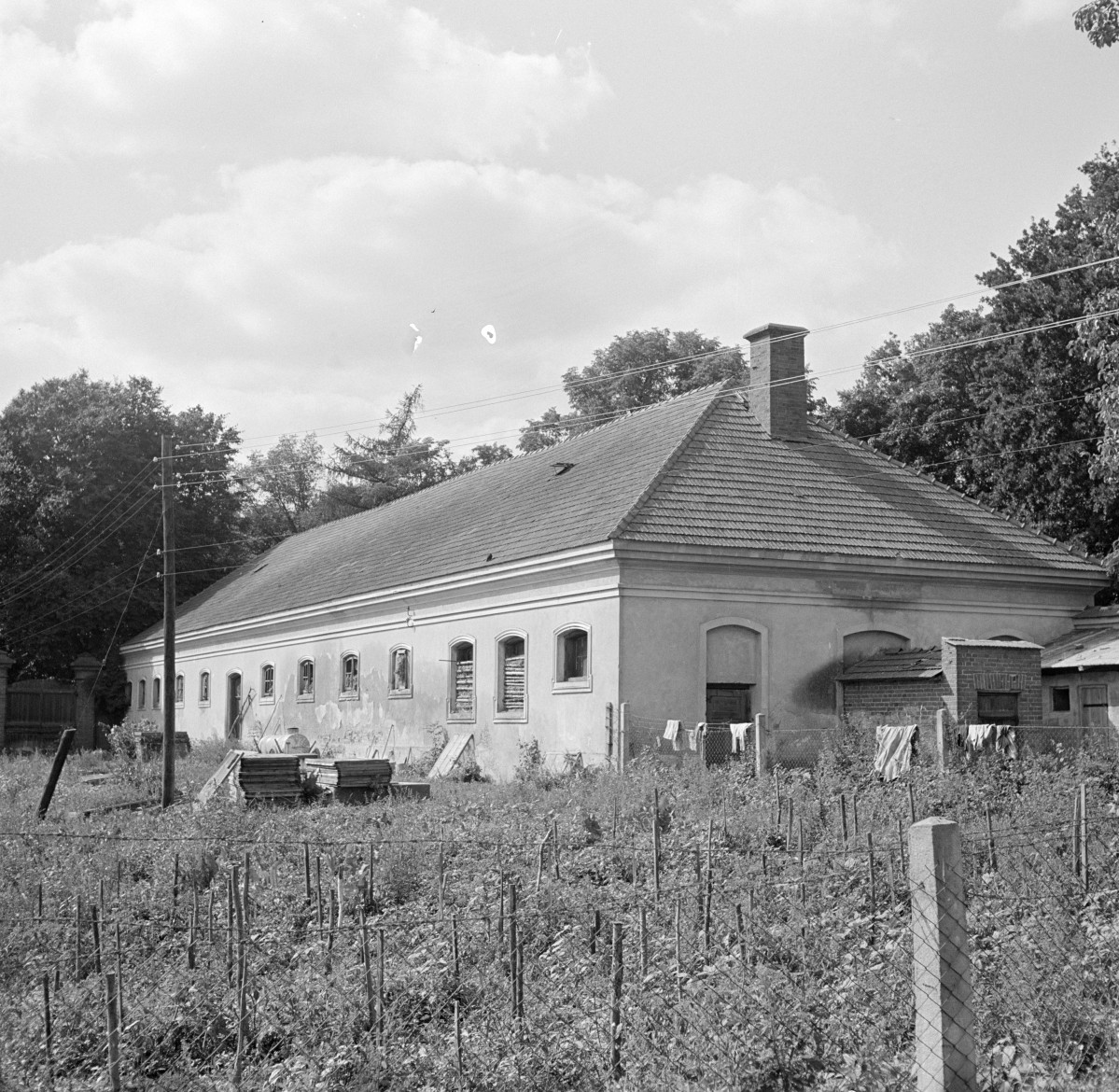 pałac Zamojskich - zabudowa gospodarcza, stajnie, skan 1