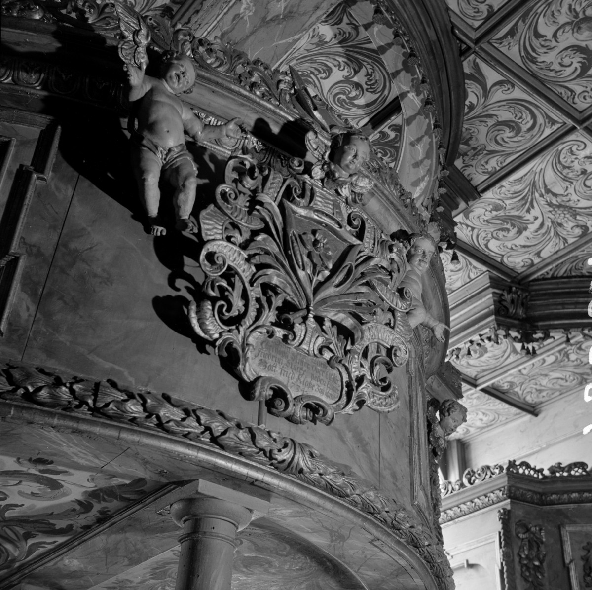 kościół Pokoju im. Trójcy Świętej - wnętrze, loża w emporze, dekor, skan 1