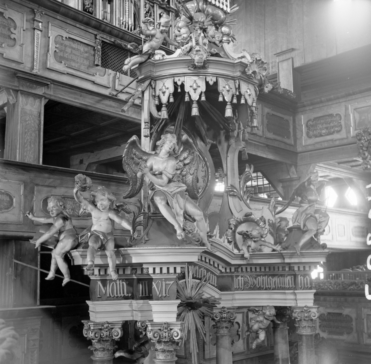 kościół Pokoju im. Trójcy Świętej - wnętrze, ołtarz główny zwieńczenie, skan 1