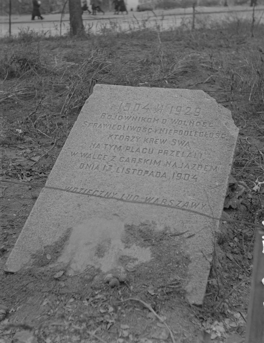 Tablica pamiątkowa. "Pamięci Bojowników o Wolność i Sprawiedliwość 1904r"., skan 1