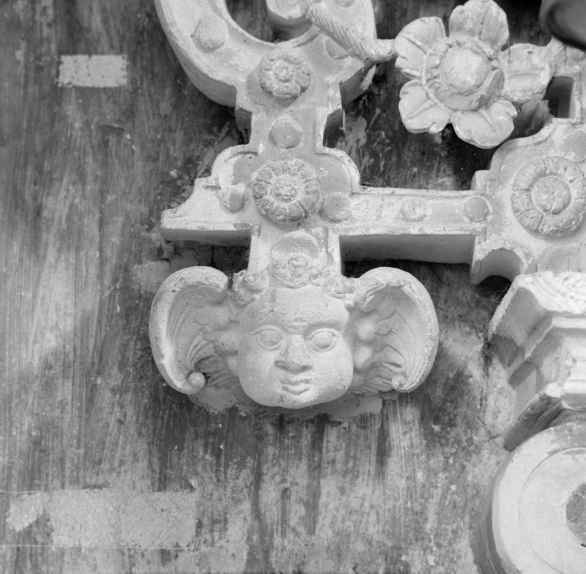 kościół pw. św. Mikołaja - Kaplica Firlejów - wnętrze - ołtarz - fragment dekoracji - putto, skan 1