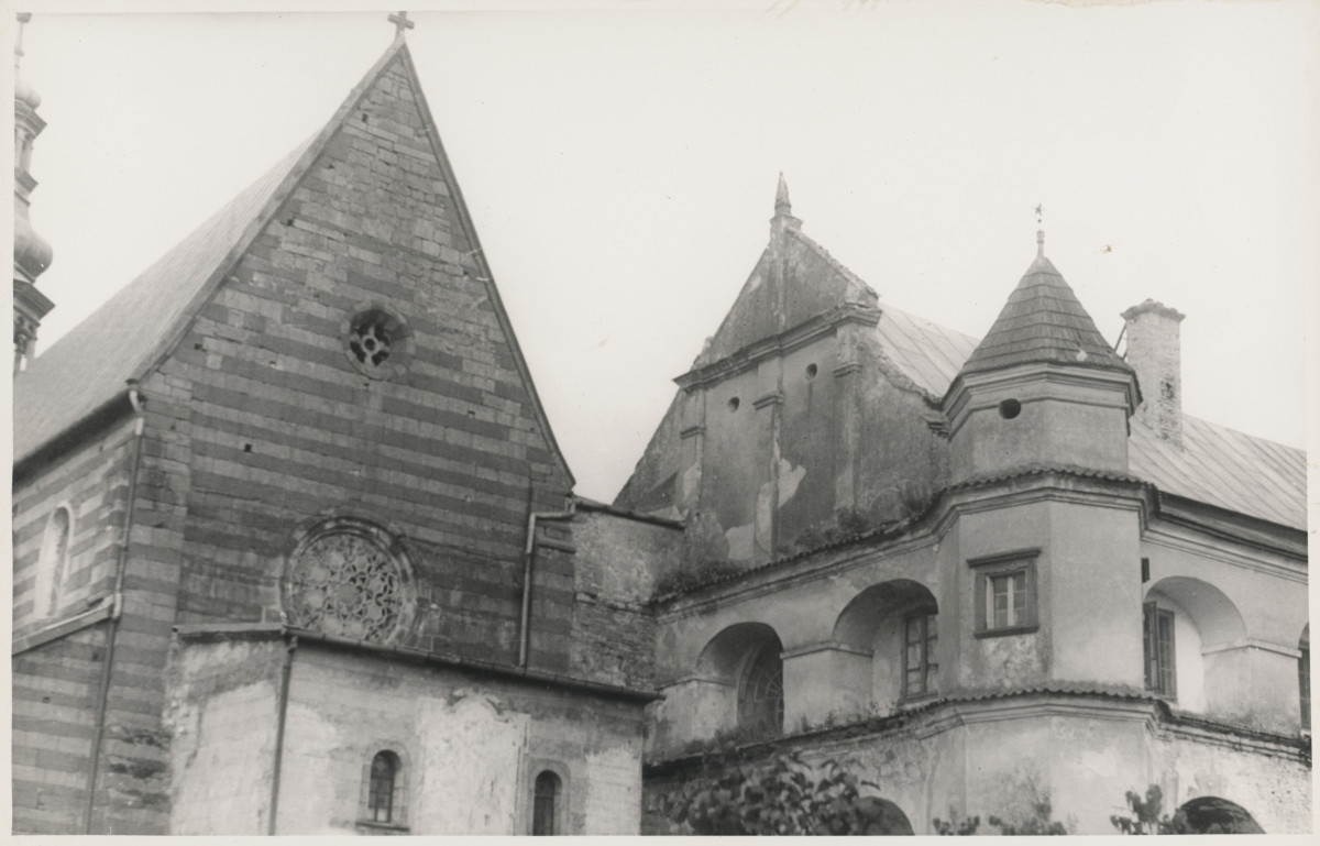 Zespół opactwa Cystersów - widok od strony  płn. -  zach. na fragment fasady kościoła i fragment elewacji klasztoru , skan 1