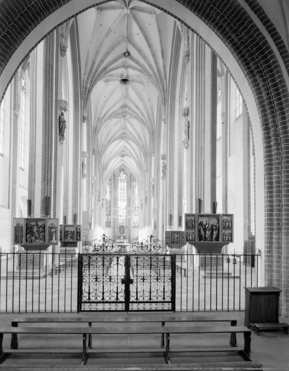 kościół pw. Najświętszej Marii Panny Na Piasku - wnętrze: widok w kierunku ołtarza głównego, skan 1