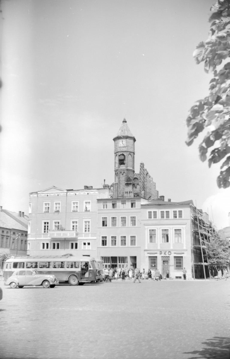 Duży rynek z widokiem na pozostałości średniowiecznego ratusza. Wieża ratuszowa i kamienice., skan 1