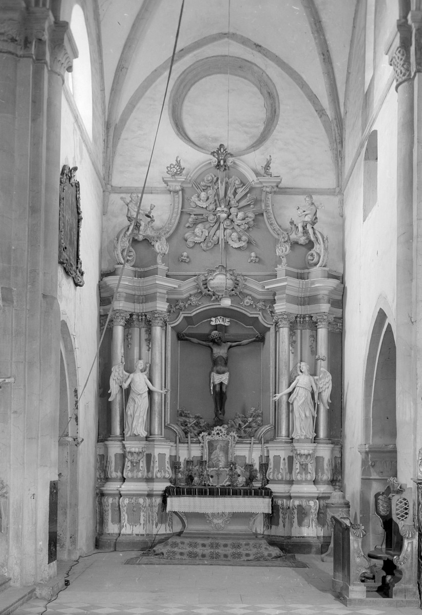 opactwo cysterskie, kościół -  wnętrze: ołtarz południowy ramienia transeptu, skan 1