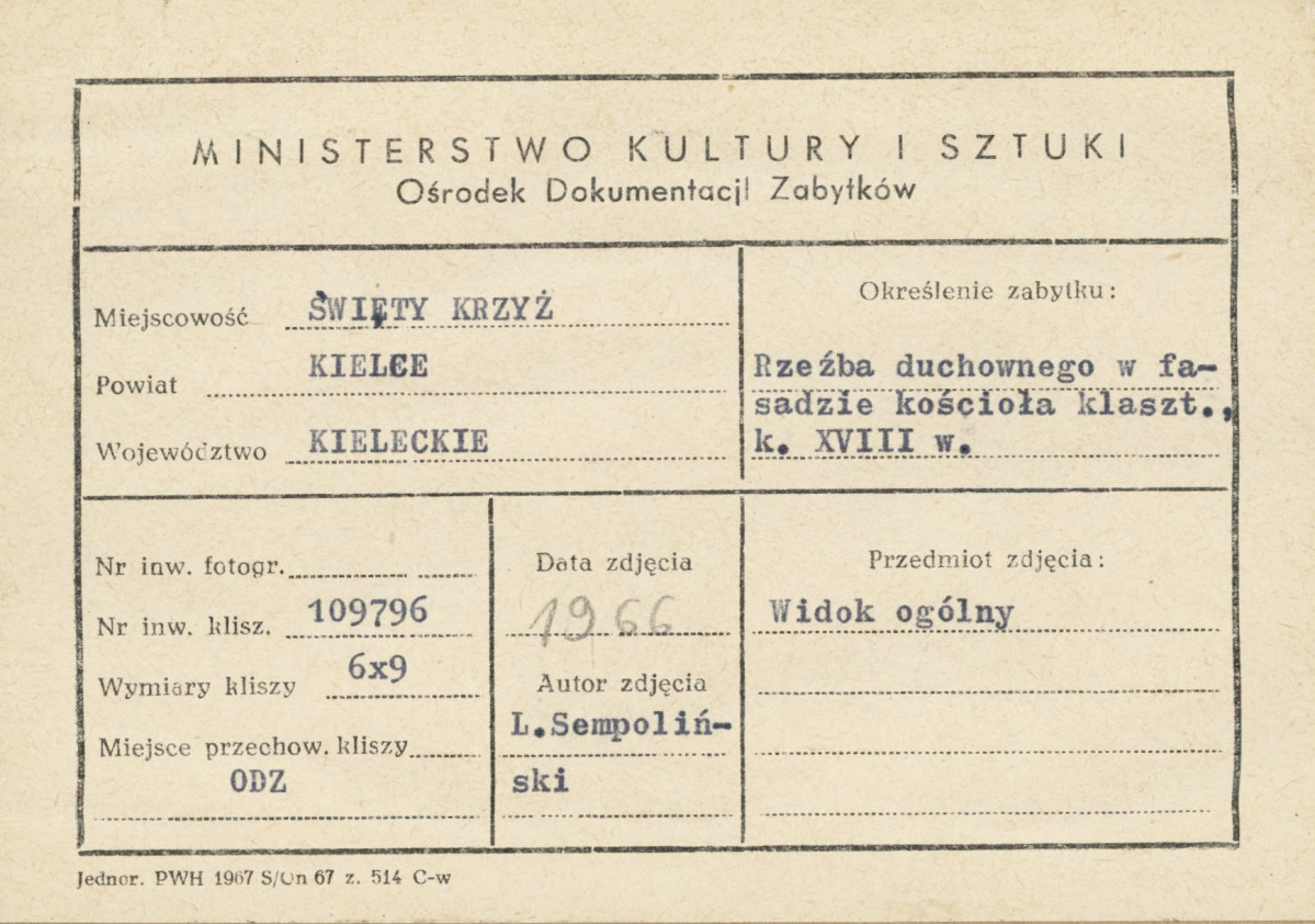 Zespół klasztorny na Świętym Krzyżu - rzeźba duchownego w fasadzie zach. kościoła - metryczka, skan 1