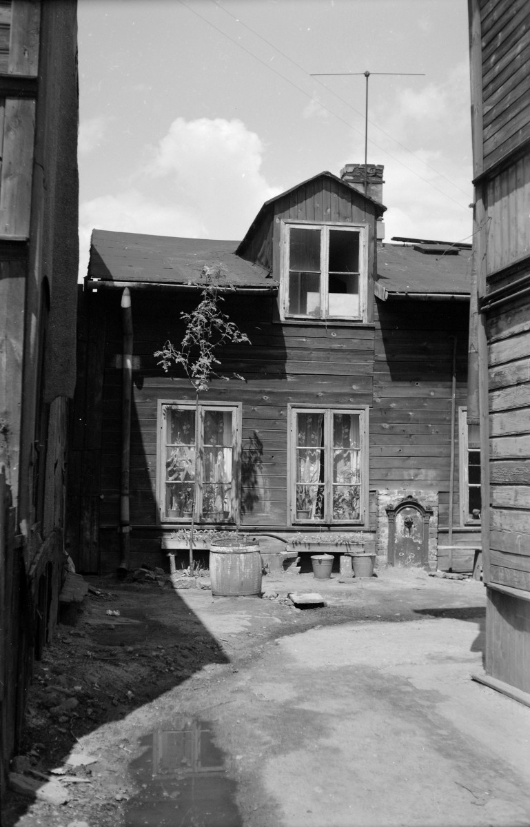 drewniany budynk mieszkalny - widok od podwórka, skan 1