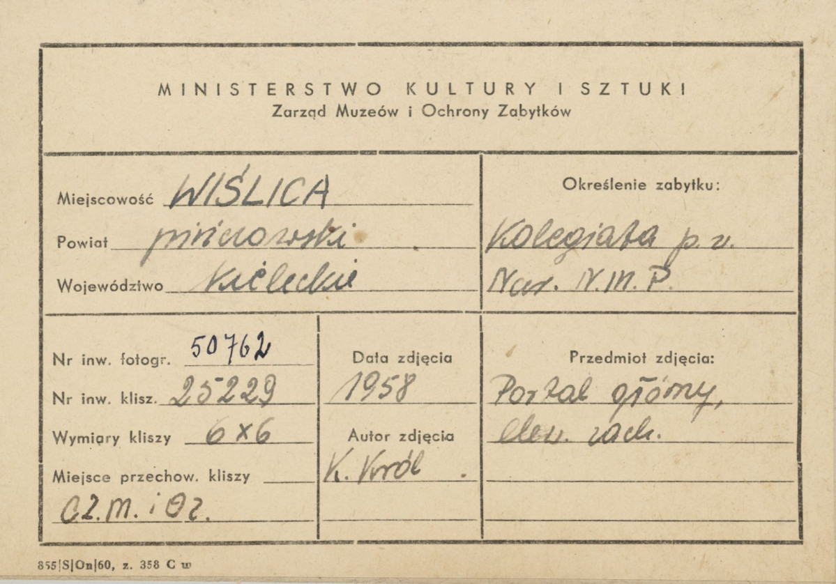 Kolegiata  -  widok na portal w elewacji zach.  - metryczka    , skan 1
