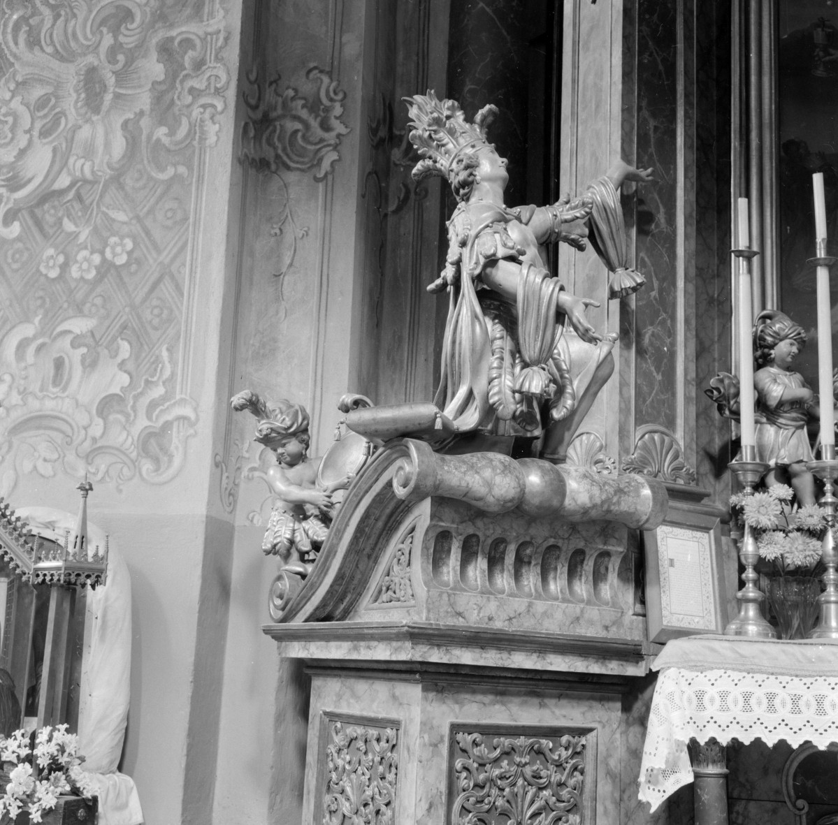bazylika Matki Bożej Bolesnej - wnętrze, ołtarz boczny lewy, figura drewniana, skan 1