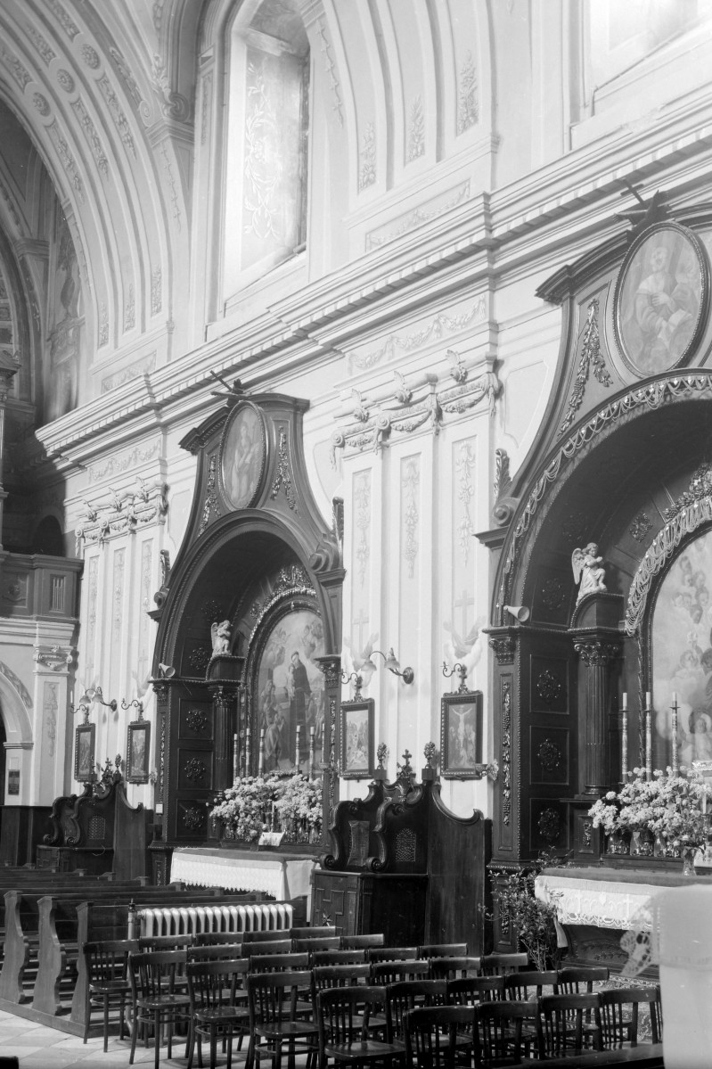 Kościół braci Kapucynów - ściana nawy głównej oraz widoczne ołtarze boczne, skan 1