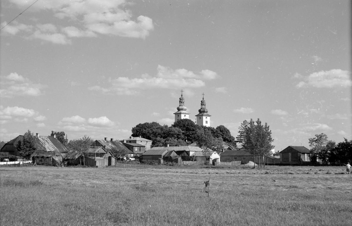 Kościół parafialny pw. św. Stanisława Biskupa - widok ogólny i zabudowania miejskie., skan 1