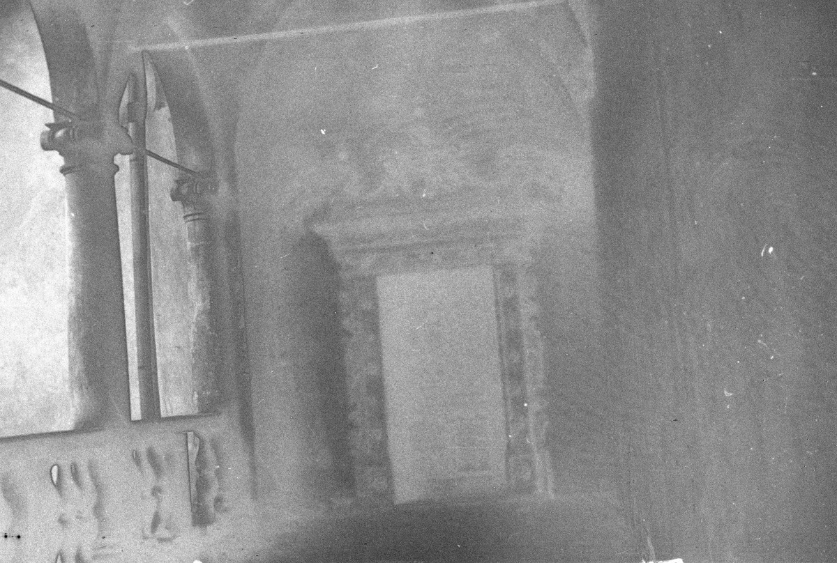 zamek - fragment krużganka z portalem, skan 1