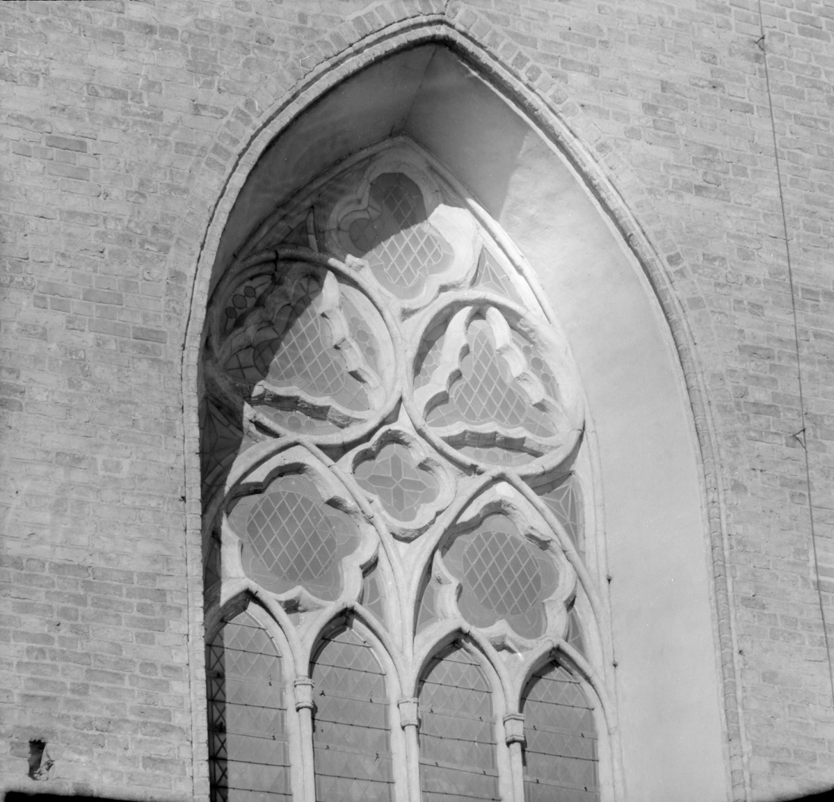 Kościół Wniebowzięcia Najświętszej Maryi Panny - maswerk w ścianie wschodnie w prezbiterium., skan 1