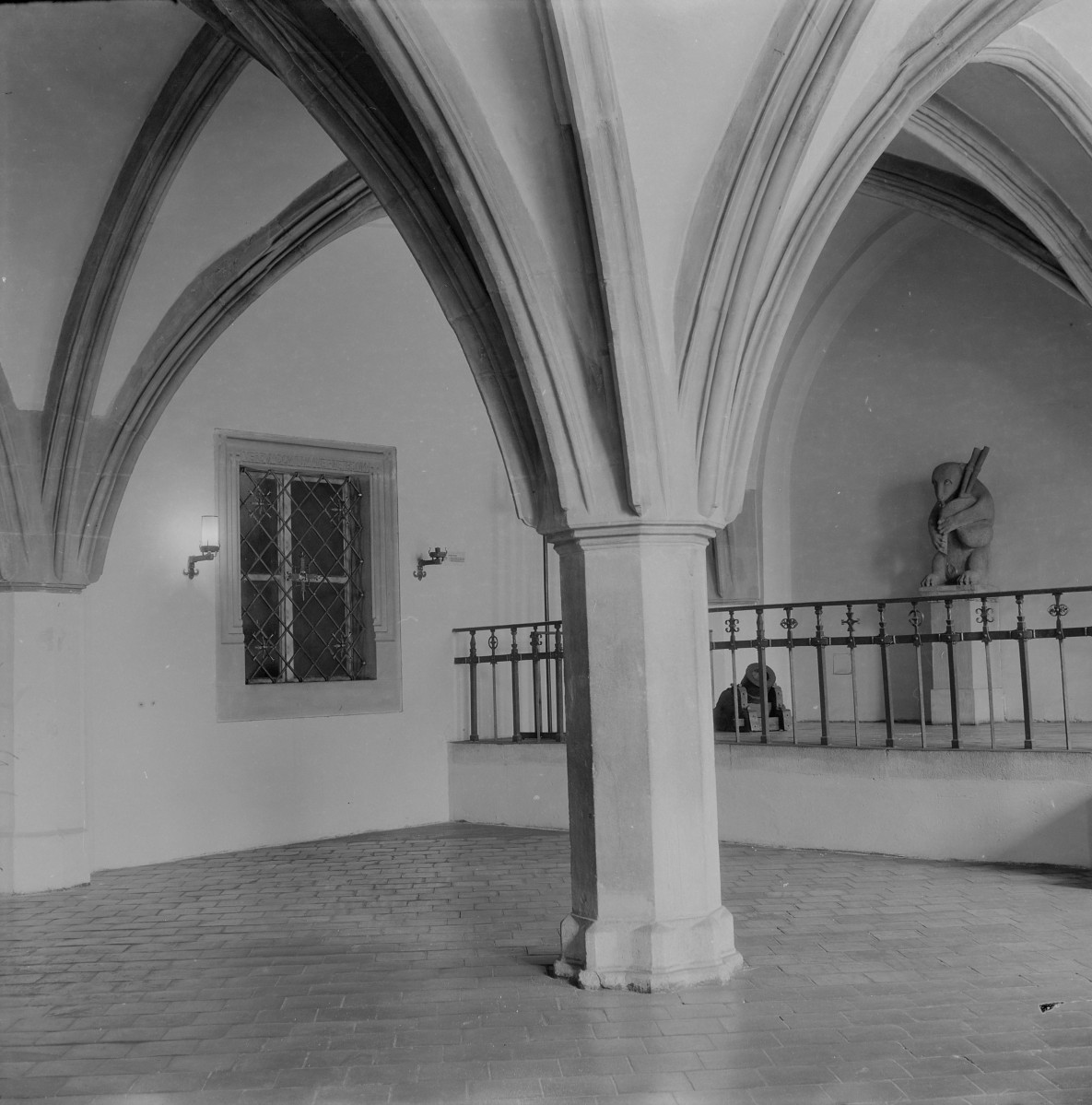 Stary Ratusz. Wnętrze sieni. Sklepienie krzyżowo - żebrowe. Posadzka., skan 1