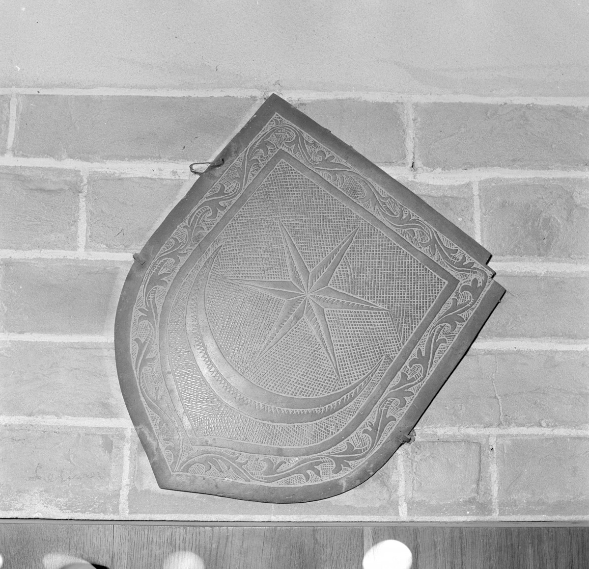 Kościół św. Jakuba Apostoła - tarcza herbowa wydobyta spod posadzki, skan 1