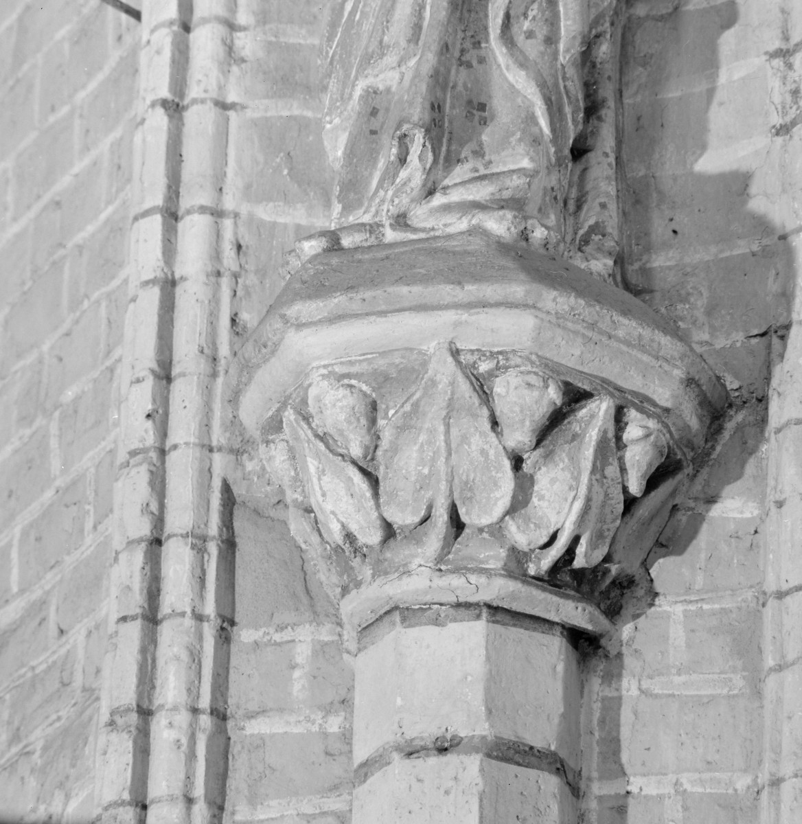 kościół pw. Wniebowzięcia Najświętszej Maryi Panny - wnętrze - konsola pod figurą apostoła, skan 1